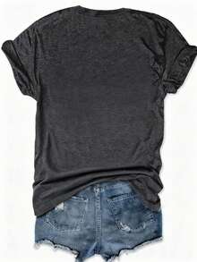 ملابس علوية تي شيرت بطبعة جرافيك عيد الميلاد - بقرة احتفالية ترتدي قبعة سانتا وأضواء، قطعة علوية كاجوال ناعمة بياقة طاقم