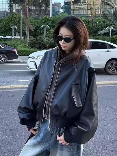 ジッパー丸首Hラインで瞬時にきれいめ！ブラックスリムショートジャケットがメンテ不要・お手入れ簡単な秋冬万能アウターに　カジュアルもフォーマルもこの一枚で決まる高品質ウォームコート