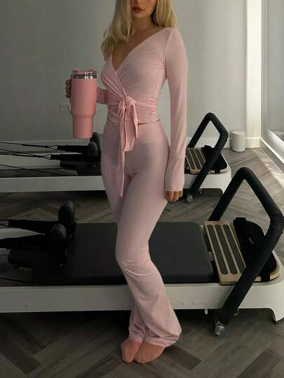 Completo sportivo casual da donna in due pezzi per autunno/inverno, composto da top a maniche lunghe con scollo a V e incrocio sulla schiena, sexy, e pantaloni slim, adatto per corsa, sport, yoga