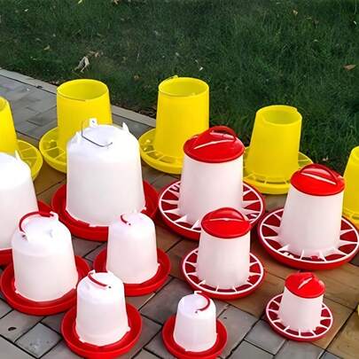 2件套自动宠物喂食器和饮水器，容量分别为160毫升/1公斤/2公斤，适用于鸡、鸽子、鹌鹑等家禽，以及牲畜的饲料槽和水桶，无需人工照看即可喂食和饮水。