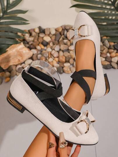 Zapatos de mujer tipo mule 2025, zapatos planos con decoración de lazo negro y tacones dorados, minimalistas pero exquisitos, combinan bien con vaqueros para un look de moda diario