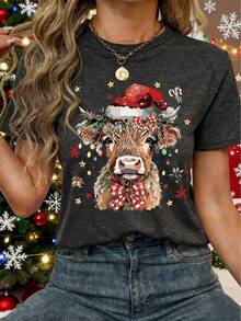 ملابس علوية تي شيرت بطبعة جرافيك عيد الميلاد - بقرة احتفالية ترتدي قبعة سانتا وأضواء، قطعة علوية كاجوال ناعمة بياقة طاقم