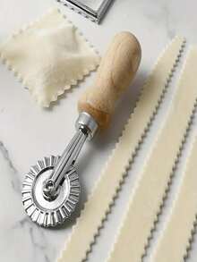 [厨房大师计划] 1 件不锈钢披萨和糕点切刀 - 多功能厨房工具，适用于面团、面条和煎饼、木柄糕点轮、不锈钢糕点滚筒、饺子皮装饰压模、饼干和糕点穿孔擀面杖、厨房小工具、返校用品、厨房和餐厅、小厨房工具、意大利面和切割工具，颜色随机