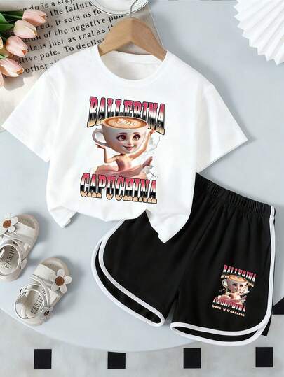 Bộ trang phục thường ngày gồm áo thun ngắn tay cổ tròn in hình hoạt hình và quần short dành cho bé gái.
