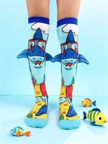 一双印有卡通鲨鱼图案和立体装饰的男童过膝袜，儿童趣味袜，搞怪袜子，搞笑袜子。四季皆宜，适合各种场合，如疯狂日、派对、角色扮演、户外活动和日常穿着，也是一份很棒的礼物。 - 藍色 - 查看 11