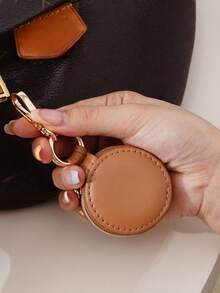 قلادة مجوهرات صغيرة دائرية - قابلة للتخصيص بنصك الخاص! مصنوعة من معدن مصقول، لها حجرة آمنة لأقراط صغيرة، خواتم، أو مجوهرات الخرز. الشكل الدائري المدمج يمكن تثبيته على الحقائب بسهولة، مما يوفر المساحة.