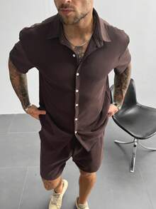 男士棕色针织套装，包含一件短袖纽扣衬衫和一条抽绳短裤。舒适百搭。纽扣门襟设计，面料柔软略带弹性，透气性好，适合街头穿搭、日常休闲、周末外出和社交聚会。是送给男友或丈夫的绝佳圣诞节和新年礼物。 - 巧克力棕 - 查看 3