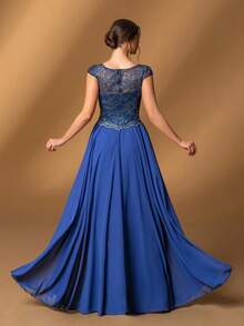 Faeriesty 这款莫西斜领新娘母亲礼服，配以优雅的短袖和飘逸的A字雪纺裙摆——完美适用于正式晚宴、盛大晚会、歌剧之夜、婚礼仪式和慈善舞会。 - 霧霾藍 - 查看 3
