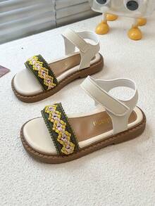 1 par de sandalias decorativas con patrón tejido amarillo, verde y rosa para niñas (la parte superior está diseñada con un patrón tejido amarillo, verde y rosa), fabricadas en material de PU, antideslizantes y resistentes al desgaste, sandalias planas de estilo forestal con cierre de gancho y bucle, adecuadas para viajes al aire libre en verano, eventos con temática natural, etc. - Verde - Ver 3
