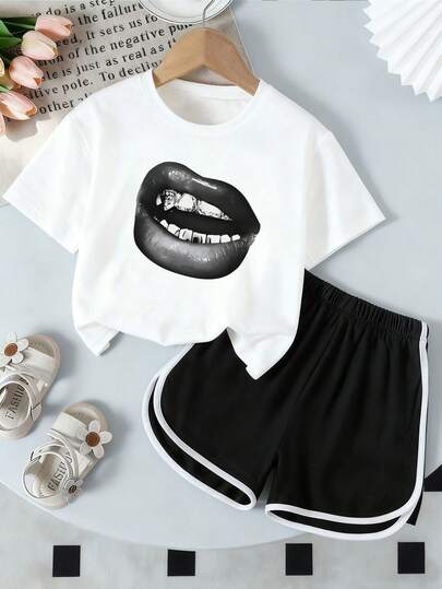 Conjunto de camiseta de manga corta blanca con estampado de labios y shorts para niña