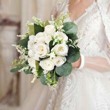 باقات زفاف للعروس والوصيفات، باقة بيضاء عاجية من الورود الحريرية الاصطناعية مع أوراق الأوكالبتوس لديكور الكنيسة والزفاف، باقات الزهور الاصطناعية لديكور حفل الزفاف والخطوبة وحفلات الزفاف وعيد الحب وتزيين طاولات الطعام - بيج - مشاهدة 3