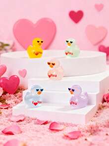20个夜光迷你树脂鸭摆件，迷你鸭戴着心形太阳镜，上面写着“我爱你”，小动物装饰品，非常适合作为情人节礼物、DIY仙女花园、情人节装饰品、家居/办公桌摆件、感官玩具盒、收藏品、汽车内饰、生日派对礼物。 - 彩色 - 查看 7