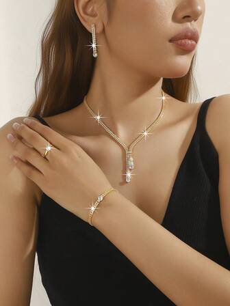 一套四条简约铜合金项链，镶嵌立方氧化锆和仿钻，适合搭配婚纱礼服。