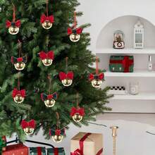 Enfeite de Natal para pendurar, com laço e sinos, feito de tecido e metal, ideal para decorar a árvore ou para festas em casa.