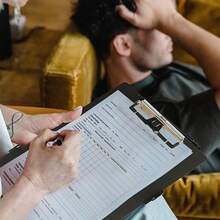 护理专用折叠写字板：带护理参考表的折叠写字板，口袋大小，三折设计，适合护理学生使用