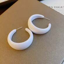 一对法式复古白色几何树脂耳环，简约优雅，适合女性日常佩戴，可作为送给朋友和女友的礼物。 - 白色 - 查看 3