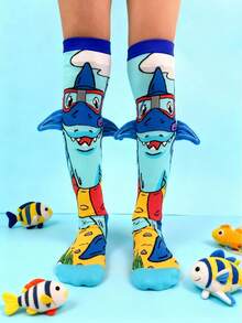 一双印有卡通鲨鱼图案和立体装饰的男童过膝袜，儿童趣味袜，搞怪袜子，搞笑袜子。四季皆宜，适合各种场合，如疯狂日、派对、角色扮演、户外活动和日常穿着，也是一份很棒的礼物。 - 藍色 - 查看 4