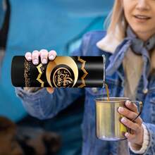 1 Stück 20oz Edelstahl Isolierbecher. Schwarz und Gold. Mit goldenem Halbmond (mit islamischer Kalligraphie) und traditionellem arabischen Laternen-Muster. Schön und praktisch, erfüllt den täglichen Trinkbedarf. Geeignet für den Eigengebrauch oder als Geschenk zu Feiertagen oder Geburtstagen. Für jeden Anlass verwendbar. Eine festliche Dekoration, um eine heilige und fröhliche Atmosphäre zu schaffen. Ramadan Edition. - Verschiedenfarbig - Übersicht 9