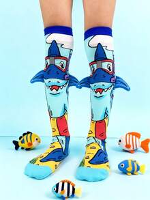 一双印有卡通鲨鱼图案和立体装饰的男童过膝袜，儿童趣味袜，搞怪袜子，搞笑袜子。四季皆宜，适合各种场合，如疯狂日、派对、角色扮演、户外活动和日常穿着，也是一份很棒的礼物。 - 藍色 - 查看 7