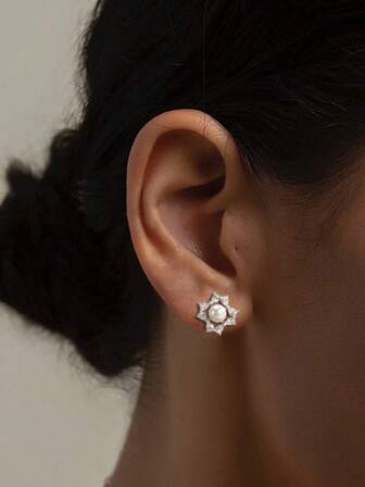 一对S925纯银耳环，花朵造型，镶嵌锆石和天然淡水珍珠，精致时尚的珠宝配饰，适合送给母亲、女友、朋友、情侣，日常佩戴，也是一份精美的礼物。