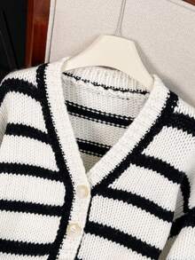 Vivid Style 女士 V 领撞色条纹宽松短款针织开衫，落肩喇叭袖，适合秋冬季、圣诞节、新年等场合穿着。 - 黑與白 - 查看 11