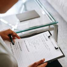 护理专用折叠写字板：带护理参考表的折叠写字板，口袋大小，三折设计，适合护理学生使用