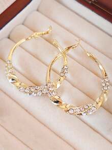 一对简约水钻扭纹耳环，时尚优雅的设计，适合女性日常及节日佩戴。