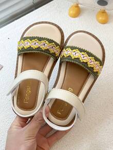 1 par de sandalias decorativas con patrón tejido amarillo, verde y rosa para niñas (la parte superior está diseñada con un patrón tejido amarillo, verde y rosa), fabricadas en material de PU, antideslizantes y resistentes al desgaste, sandalias planas de estilo forestal con cierre de gancho y bucle, adecuadas para viajes al aire libre en verano, eventos con temática natural, etc. - Verde - Ver 5