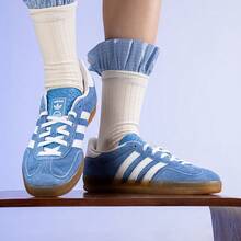 Adidas Originals GAZELLE室内复古运动休闲鞋，男女款，2026新款经典低帮运动鞋，T字头鞋 HQ8717 - 藍白色 - 查看 2