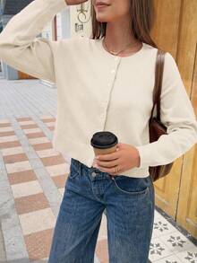 FOR BEAUTY 秋季新款纯色圆领单排扣长袖针织开衫，温柔、优雅、浪漫、休闲、慵懒、时尚、简约百搭，适合外出、通勤及各种场合。这款毛衣开衫是女士春季穿搭的理想之选。 - 暖杏 - 查看 2