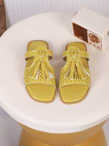 1双儿童流苏PU休闲时尚拖鞋，适合夏季穿着