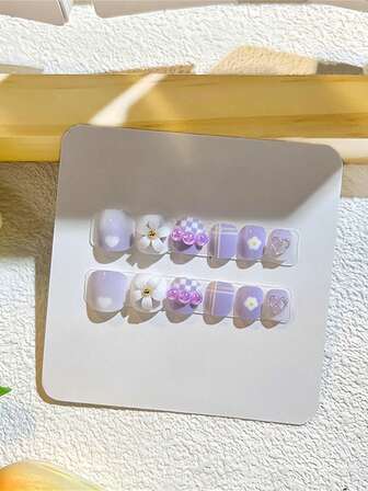 12片装小方型按压式美甲贴，3D立体浮雕可爱花朵蝴蝶结美甲贴纸，多色涂鸦假指甲，适合作为圣诞节和新年礼物送给女性和女孩