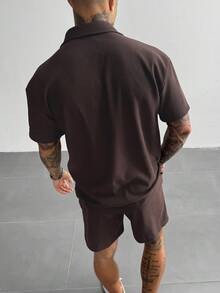 男士棕色针织套装，包含一件短袖纽扣衬衫和一条抽绳短裤。舒适百搭。纽扣门襟设计，面料柔软略带弹性，透气性好，适合街头穿搭、日常休闲、周末外出和社交聚会。是送给男友或丈夫的绝佳圣诞节和新年礼物。 - 巧克力棕 - 查看 8
