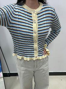 Áo khoác cardigan dệt kim tay dài cổ tròn cài nút SEREN mùa xuân mới, kẻ sọc tương phản, thanh lịch, dáng ôm, màu đen, viền bèo nhún, thích hợp cho các buổi đi chơi, phong cách đường phố cổ điển. Trang phục mùa xuân, mặc được cả bốn mùa, áo khoác cardigan nữ, trang phục thường ngày, phong cách BohoEase. - Vàng nhạt - Xem 10