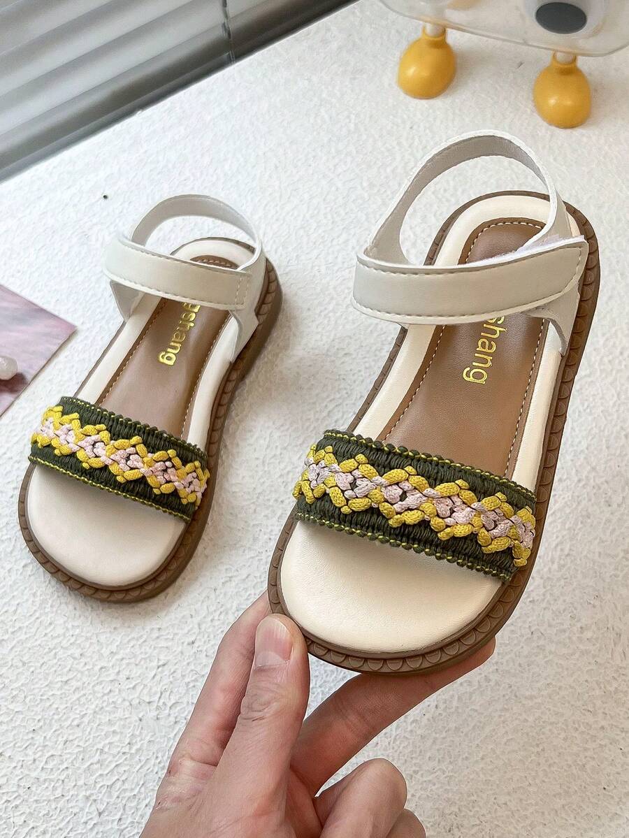 1 par de sandalias decorativas con patrón tejido amarillo, verde y rosa para niñas (la parte superior está diseñada con un patrón tejido amarillo, verde y rosa), fabricadas en material de PU, antideslizantes y resistentes al desgaste, sandalias planas de estilo forestal con cierre de gancho y bucle, adecuadas para viajes al aire libre en verano, eventos con temática natural, etc. - Verde - Ver 1