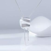 1件925纯银几何波浪方形吊坠项链，简约时尚，可调节长度，适合日常、派对、度假佩戴。可作为礼物送给家人、朋友，也适合圣诞节、情人节、生日等场合。