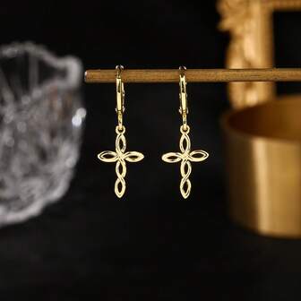 一对优雅金色扭曲十字耳环 - 18K镀金铜材质，精致细节 - 男女皆宜 - 适合所有季节和日常佩戴 | 精致风格 | 休闲装扮的完美搭配