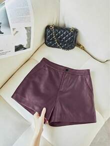 SMILE CHIC 多功能黑色弹力PU修身短裤，贴合身形，斜插口袋和纽扣设计，适合日常穿着、派对以及所有夏季季节。 - 酒紅色 - 查看 4