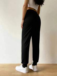 Pantalones informales con cintura elástica y bolsillos, con un diseño estampado de ángeles. - Negro - Ver 5