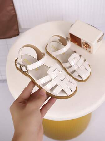 1双儿童流苏PU休闲时尚凉鞋，适合夏季穿着