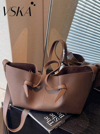 Juego de bolsos urbanos | Marrón oscuro/Marrón cálido/Negro puro para interpretar la estética de múltiples escenas - Cierre de mariposa * Doble correa Un conjunto de equipos para desbloquear la filosofía transfronteriza del transporte y la socialización. Los tres modelos están hechos de cuero de grano superior con textura de guijarro.