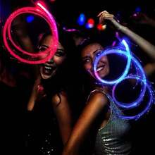 360° LED光纤旋转超亮光学手环发光像素流动玩具，适用于派对、嘉年华和电子音乐节，耐用手柄，像素流动效果，是圣诞节、万圣节、新年、音乐节、派对、酒吧、夜总会和舞蹈表演的完美之选。 - LED多色光發光長鞭 - 查看 14