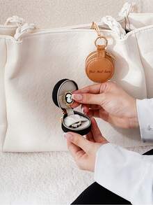 قلادة مجوهرات صغيرة دائرية - قابلة للتخصيص بنصك الخاص! مصنوعة من معدن مصقول، لها حجرة آمنة لأقراط صغيرة، خواتم، أو مجوهرات الخرز. الشكل الدائري المدمج يمكن تثبيته على الحقائب بسهولة، مما يوفر المساحة.