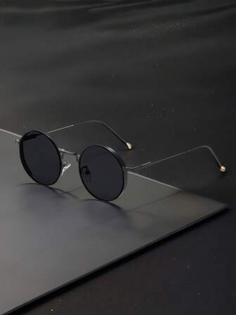 一副复古小框圆形时尚男士眼镜，个性化金属镜腿，简约设计，适合派对、日常佩戴、旅行、海滩等场合。