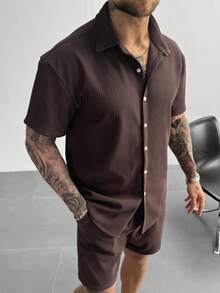 男士棕色针织套装，包含一件短袖纽扣衬衫和一条抽绳短裤。舒适百搭。纽扣门襟设计，面料柔软略带弹性，透气性好，适合街头穿搭、日常休闲、周末外出和社交聚会。是送给男友或丈夫的绝佳圣诞节和新年礼物。 - 巧克力棕 - 查看 2