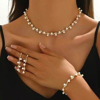 一套时尚奢华闪亮水晶珍珠项链、耳环、手链三件套首饰，独特设计，适合女性婚礼、派对和日常佩戴。