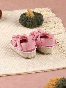 A Pair Of Infant Girl Shoes With Hook And Loop Closure Design, Cute Lace Sandals Suitable For Summer - Pink - View 4