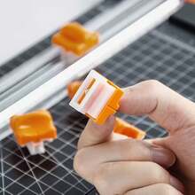 4片装A4裁纸刀替换刀片 - 自动安全保护设计，耐用不锈钢材质，兼容多种裁纸刀，是办公室和家庭使用的理想之选。 - 均碼 - 查看 6