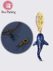 1 件原创设计银色夜光鲸鲨吊坠 - 金色和银色可选。时尚现代的设计，搭配微妙的夜光涂层，以鲜艳的蓝色凸显鲸鲨的标志性轮廓。轻盈、低致敏性，百搭各种服饰。一款时尚低调的配饰，是海洋爱好者的理想之选。 - 銀色 - 查看 8