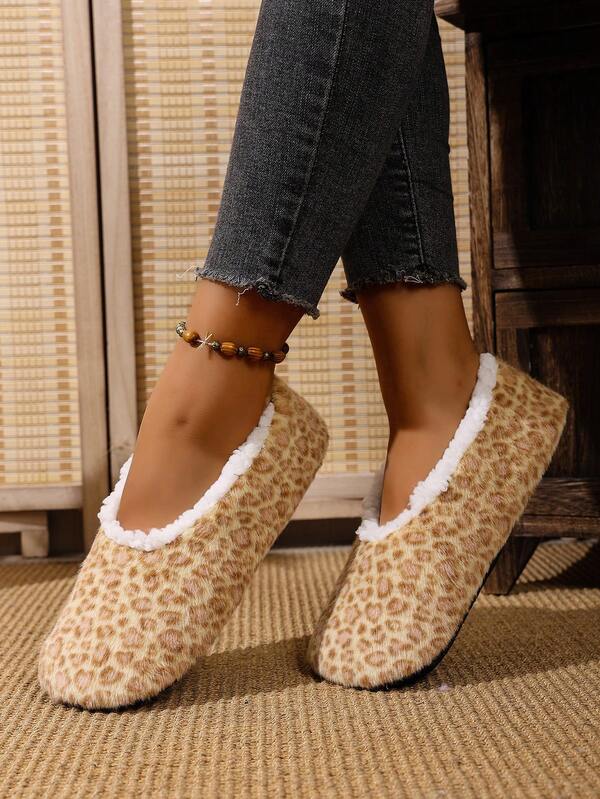 1 Pair Women's Leopard Print Slip-On Casual Dance Shoes, Asymmetric/Asymmetrical Pattern, Autumn/Winter Slippers For Home, Travel, Hotel Disposable Slippers